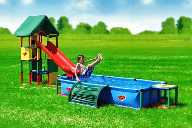 Child playing in an XXL QUADRO pool with a green crawl-through tunnel